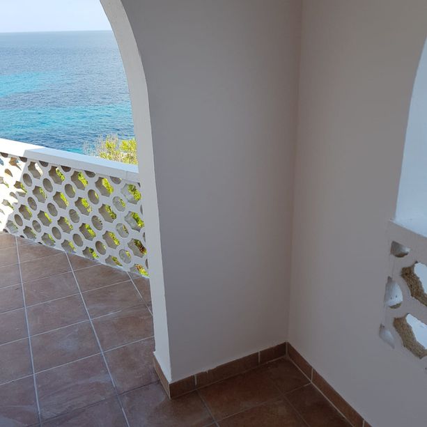 Ángel pinturas y decoración vista entrada a terraza con mar de fondo